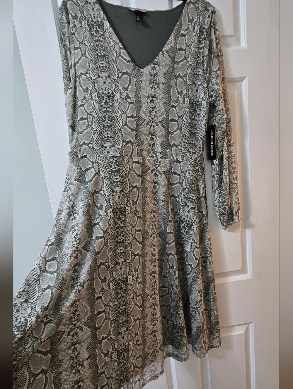 Allison Brittney Snake Print Dress L NWT V-Neck Long Sleeve Stretch Fit & Flare - Picture 2 of 10
